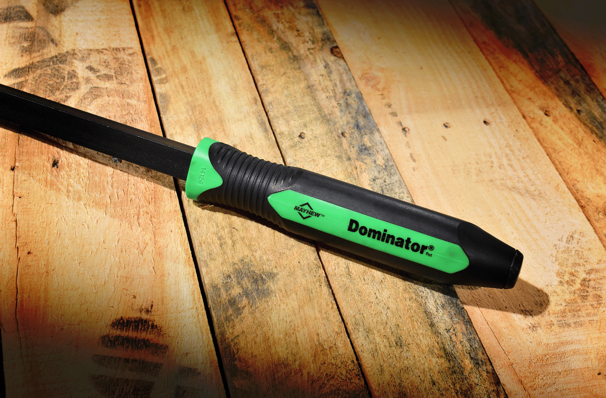 14126GN Dominator® Pro 34_ Heavy-Duty Curved Pry Bar - Green Application Image Sized to Match
