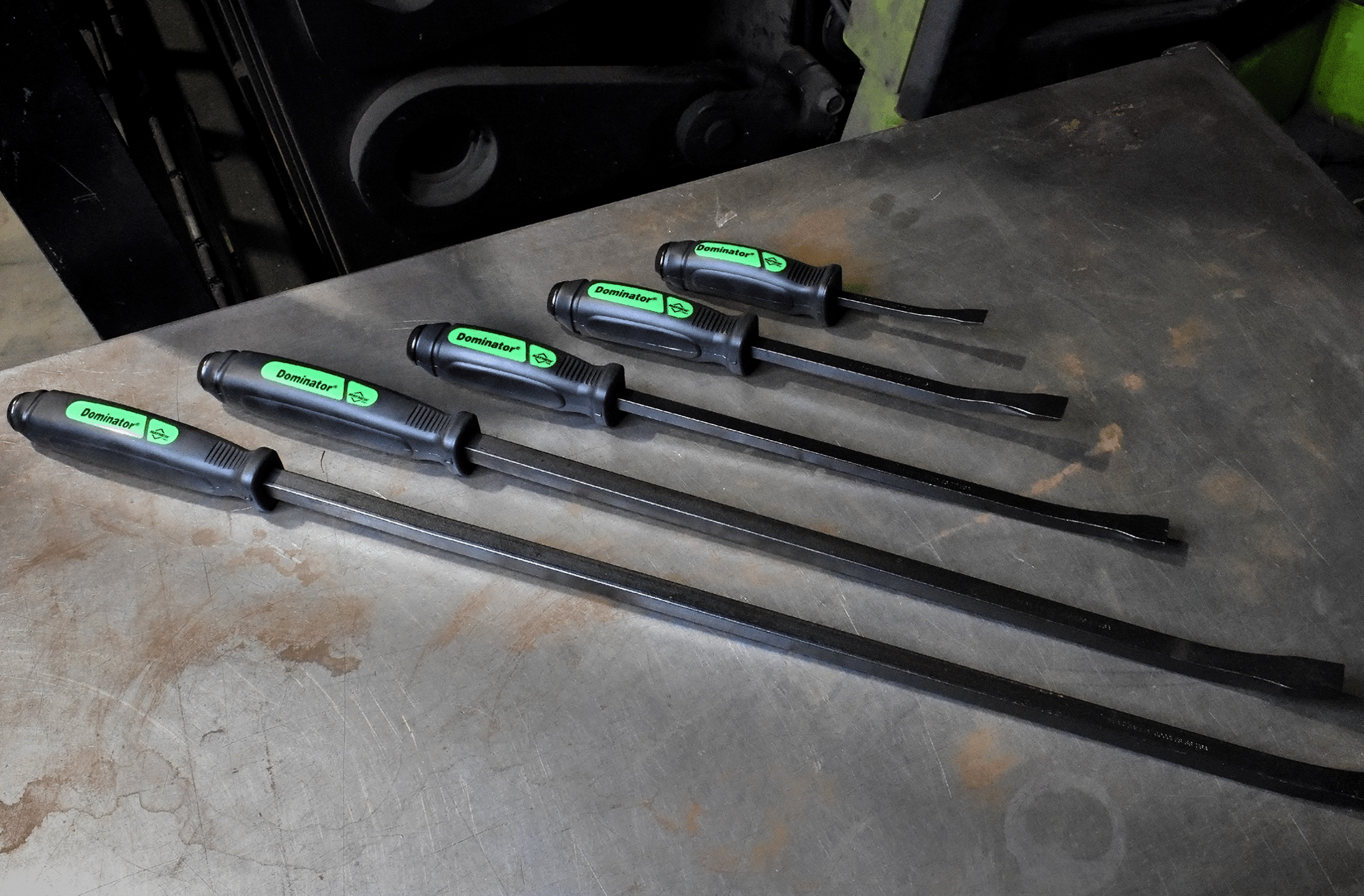 61366GN 5pc Curved Pry Bar Set Green Application Image Sized to Match